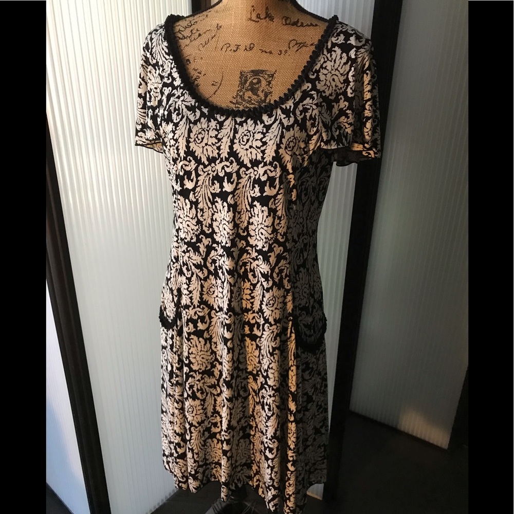 Max Studio flutter sleeves drop waist. 2 front pockets, flapper dress style.